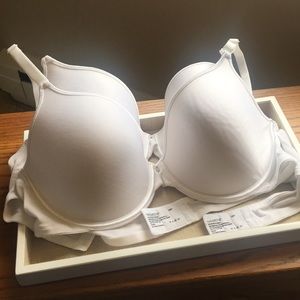 Set of 2 bras.
